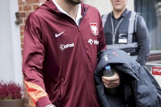 Reprezentacja zmokła na spacerze. Lewandowski się krył przed deszczem