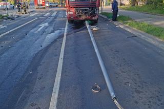 Olsztyn. Ciężarówka wjechała w barierki na al. Warszawskiej. Utrudnienia trwały kilka godzin [ZDJĘCIA]