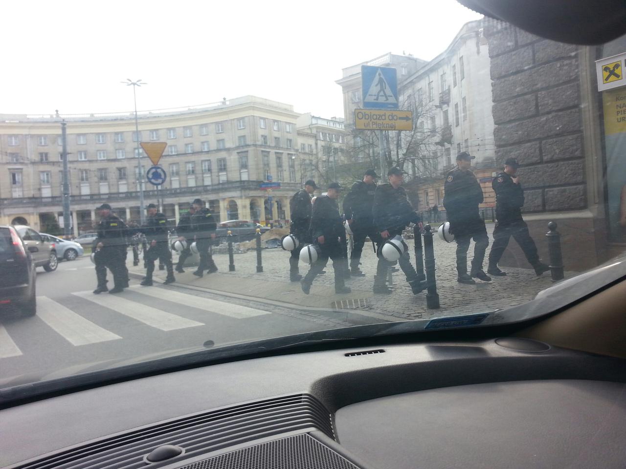 plac Zbawiciela prace przy odbudowie tęczy pod ochroną policji