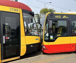 Czołowe zderzenie autobusu miejskiego z tramwajem. Kierowca zasłabł za kierownicą