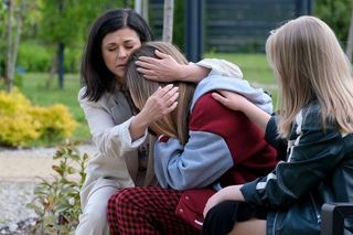 M jak miłość odc. 1885. Sara (Nadia Smyczek), Lenka (Olga Cybińska), Kinga (Katarzyna Cichopek)