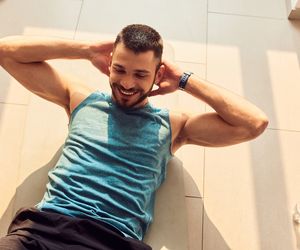 Trening na mięśnie brzucha dla mężczyzn - A6W i ABS [zasady i plany treningowe]