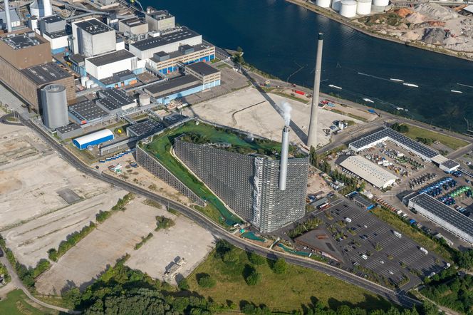 Na dachu spalarni i elektrowni w Kopenhadze powstało CopenHill. Dach przekształcono w centrum sportów. Powstał tu całoroczny stok narciarski, park wspinaczkowy i ścieżki spacerowe