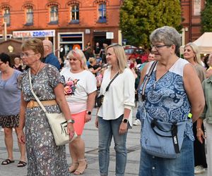 Ruda Śląska tańczy jak dawniej. Międzypokoleniowa potańcówka na rynku porwała tłumy