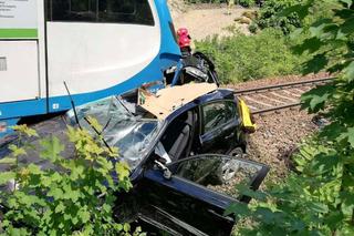 Koszmarny wypadek w Mikołowie! Kobieta w BMW wjechała pod pociąg [ZDJĘCIA]