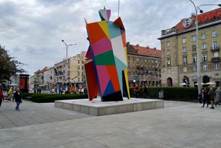 Rzeźba Arlekina stanęła na skwerze Wojciecha Młynarskiego we Wrocławiu. Autorem jest Włoch Alessandro Mendini