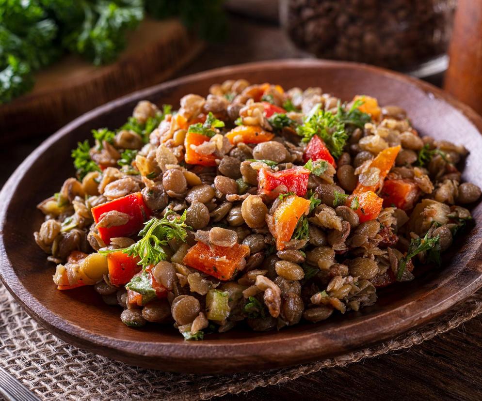 Sałatka z soczewicą i dressingiem tahini. Raj dla smakoszy