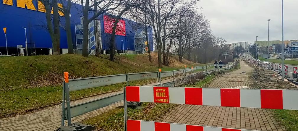 Ulica rozkopana, drzewa wycięte, kierowcy narzekają. Co z nowym dojazdem do sklepu IKEA w Szczecinie?