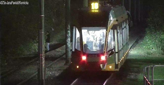 Biesiada na torach tramwajowych w Poznaniu