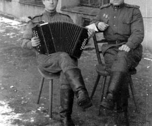 QUIZ PRL. Od Lenino do „fali”: Sprawdź, czy przetrwałbyś w wojsku PRL. Tylko dla orłów!