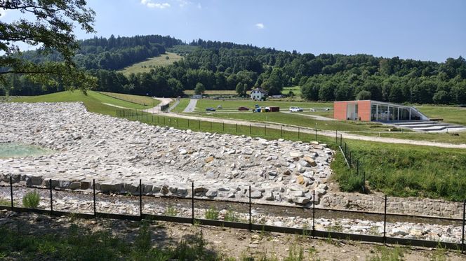 Stronie Śląskie niemal rok po powodzi. Jak wygląda dziś miejsce, gdzie pękła tama? 
