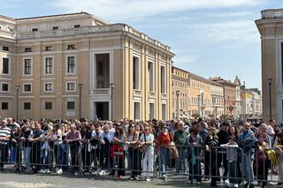 Smutek i modlitwa na placu św. Piotra w Watykanie. Wierni żegnają papieża Franciszka [ZDJĘCIA]