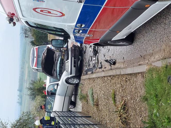 Czołowe zderzenie w Dąbrowie. Wśród poszkodowanych trójka dzieci, trwa walka o życie