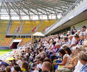 Kongres Świadków Jehowy Białystok 2024. Tłumy wiernych na Stadionie Miejskim