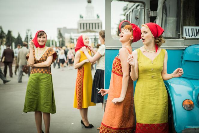 Czerwona królowa, odcinek 6 - streszczenie, opis:  Regina dostaje od Nikity Chruszczowa zezwolenie na wyjazd do Paryża