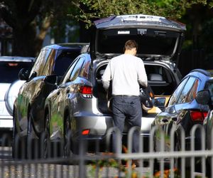 K. Tusk z mężem przenoszą rzeczy z lexusa do innego auta: Córka oddała ojcu samochód