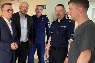 Policjant z Wrocławia postrzelony w głowę. Przełożeni odwiedzili go w szpitalu [ZDJĘCIA]. 