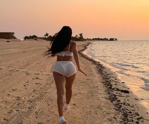 Narzeczona Cristiano Ronaldo w skąpym stroju biegała po plaży