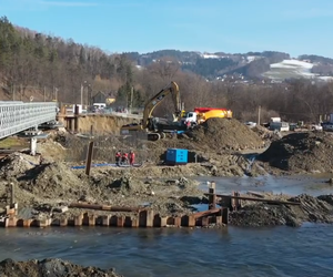 Starego mostu już nie ma.  Pierwsze elementy nowego powoli wychodzą z ziemi 