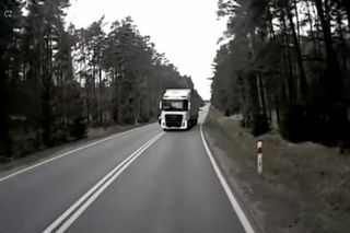 Tir jechał na zderzenie z autobusem pełnym pasażerów. O krok od tragedii na DK 11 pod Tarnowskimi Górami [ZDJĘCIA].