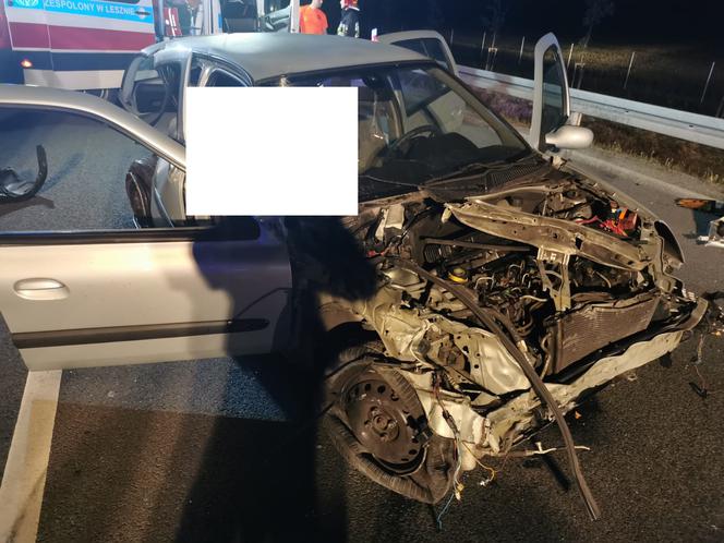 Tragedia na S5 pod Lesznem. Młody kierowca uderzył w bariery na drodze   