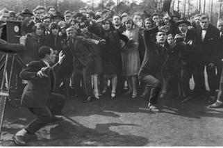 Scena z kręcenia filmu przez adeptów szkoły filmowej Espefilm. Przełom lat 20. i 30. XX wieku