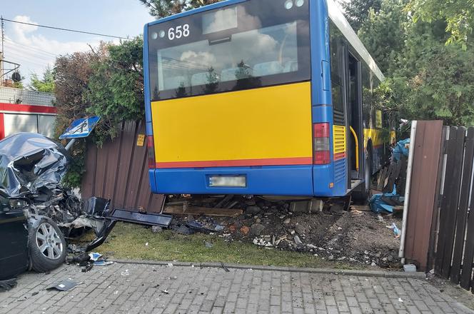 Autobus Komunikacji Miejskiej po wypadku wjechał na teren posesji