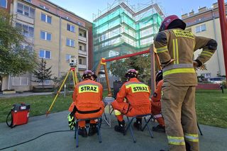 Strażacy monitorowali uszkodzenia bloku podczas wyburzania biurowca