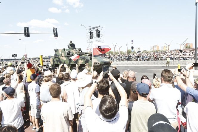 Tłumy na defiladzie wojskowej w Warszawie