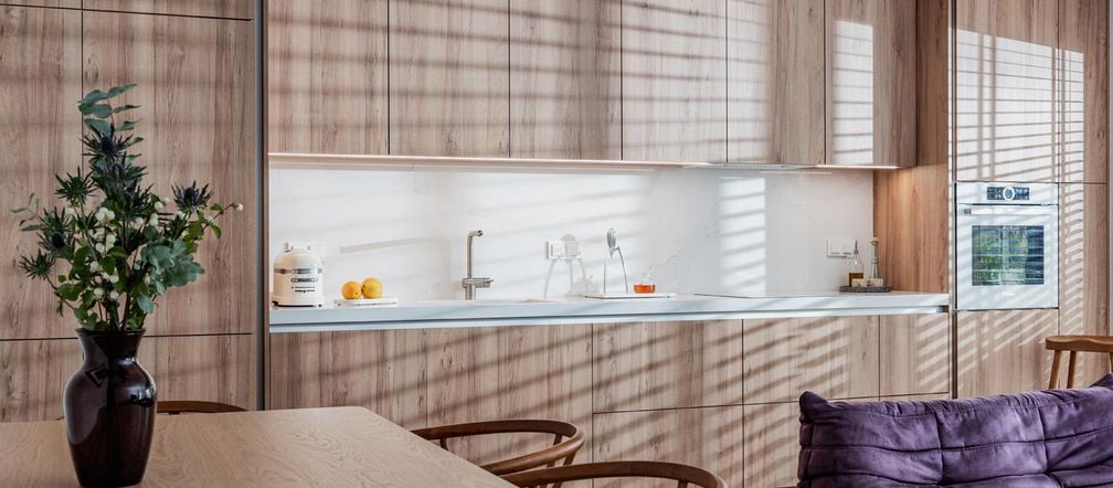 Mieszkanie w stylu modern organic pozbawione przypadkowych przedmiotów. Zdominowało je duńskie wzornictwo