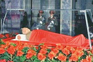 Kim Dzong Il jak Lenin - leży w szklanej trumnie