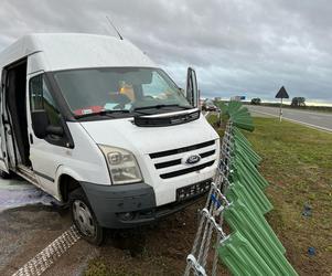 Wypadek na A1 pomiędzy Nowymi Marzami i Grudziądzem! Dostawczak wbił się w barierki