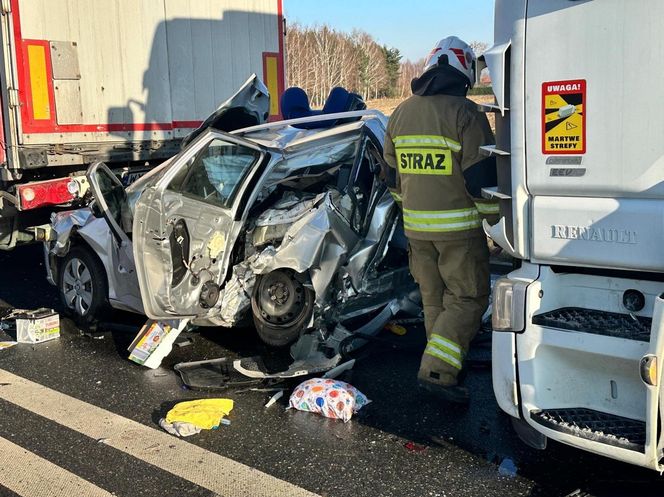 Wstrząsający wypadek pod Żyrardowem. Skoda zmiażdżona między dwoma tirami