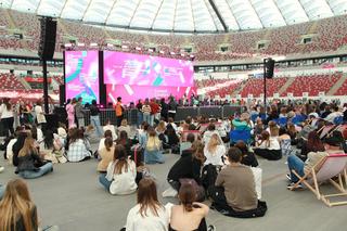 Targi Książki i Mediów VIVELO 2024 ściągnęły tłumy na PGE Narodowy. Mróz, Bonda i Hołownia oblegani przez fanów. Działo się! 