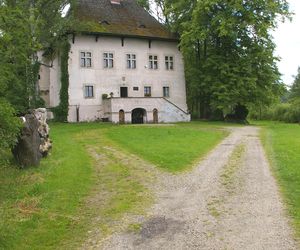 To jeden z najstarszych dworów obronnych w Małopolsce. Wzniesiono go w sławnej wsi