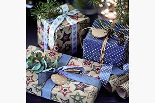 Pakowanie prezentów na Gwiazdkę