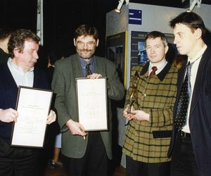 Autorzy Najlepszego Budynku Warszawy 1996-1997 w kategorii budynków wielorodzinnych. Od lewej: architekci Olgierd Jagiełło, Jerzy Szczepanik-Dzikowski, Maciej Miłobędzki, Marcin Sadowski