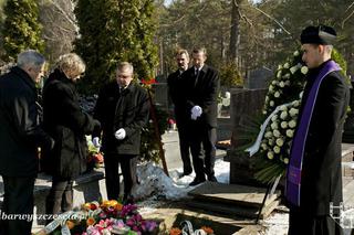 Barwy szczęścia odc. 970. Pogrzeb Ksawerego. Alina (Hanna Dunowska), Waldmar (Jacek Romanowski)