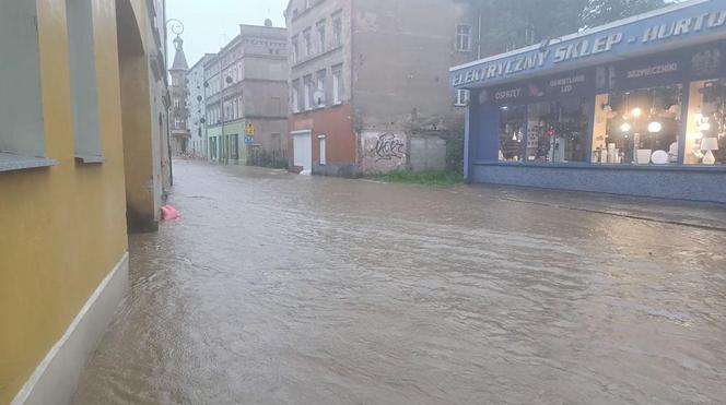 Powódź w Głuchołazach. Woda przedostała się na rynek