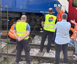 Autobus miejski zderzył się z pociągiem WKD. Ranni pasażerowie przewiezieni do szpitala