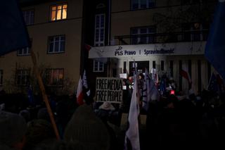 Wolne media - protest pod siedzibą PiS w Szczecinie [ZDJĘCIA, WIDEO]