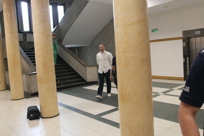 „Byłam obok, gdy tłukli Maćka”. Oskarżony o śmiertelne pobicie Maćka na Nowym Świecie z uśmiechem na twarzy słuchał zeznań świadków