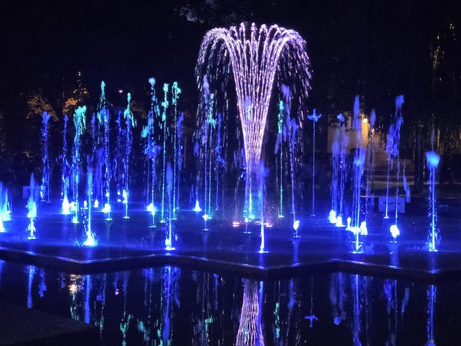 Muzyka, światło i woda w sercu Bydgoszczy. Ta fontanna naprawdę gra!