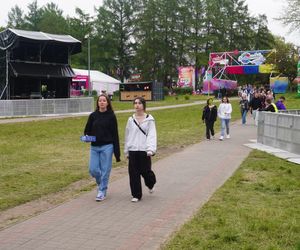 Kortowiada 2025. Koncerty na Plaży Kortowskiej przyciągnęły tłumy. Tak wyglądał drugi dzień imprezy!