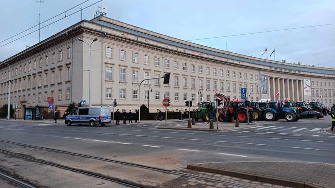 Protest rolników we Wrocławiu. Strajk wymyka się spod kontroli. Urząd Wojewódzki obrzucany jajkami