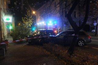 Lublin. Pijany staranował zaparkowane pojazdy na ul. Chopina. Gonili go świadkowie [ZDJĘCIA]