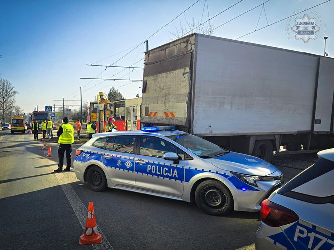 Wypadek z udziałem tramwaju i ciężarówki