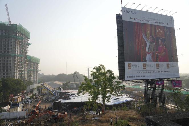 Potężny billboard runął na stację. Rośnie liczba ofiar