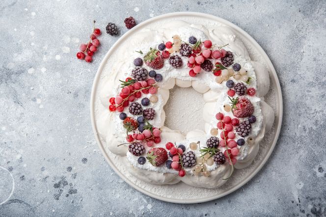 Pavlova – tort bezowy z owocami sezonowymi - sprawdzony przepis