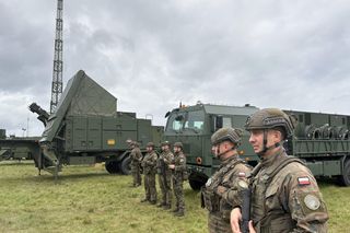 Tusk i Kosiniak-Kamysz na poligonie. Pierwsze strzelanie bojowe z systemu Wisła